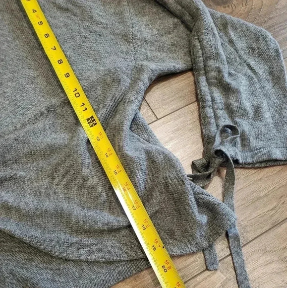 Sugar+Lips Gray Twist Front Sweater Size Medium/Large - Picture 7 of 8